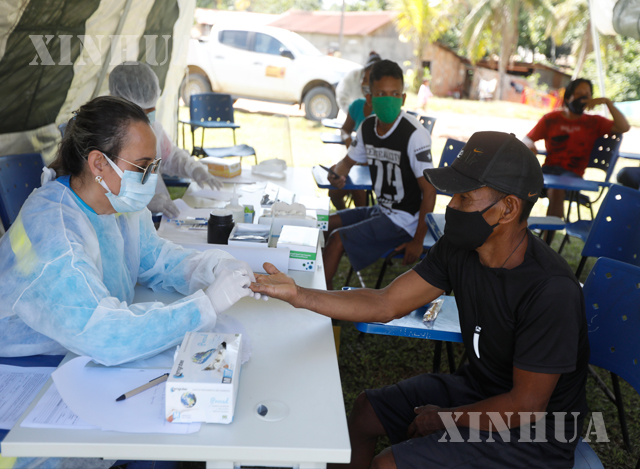 COVID-19 ကပ်ရောဂါ ဖြစ်ပွားနေစဉ်အတွင်း ဘရာဇီးနိုင်ငံဆေးဘက်ဆိုင်ရာဝန်ထမ်းတစ်ဦး က ဆေးဘက်ဆိုင်ရာဝန်ဆောင်မှု ပြုလုပ်ပေးနေစဉ်(ဆင်ဟွာ)