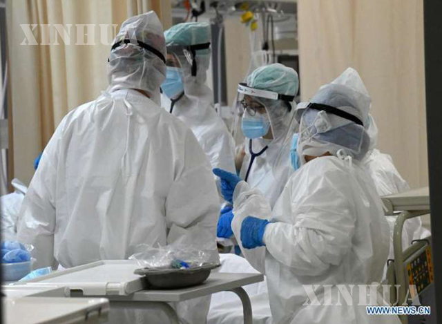 အီတလီနိုင်ငံ ဘိုလိုညာမြို့၊ Sant'Orsola-Malpighi ဆေးရုံရှိ COVID-19 ကုသဆောင်၌ ကျန်းမာရေးဝန်ထမ်းများကို တွေ့ရစဉ် (ဆင်ဟွာ)