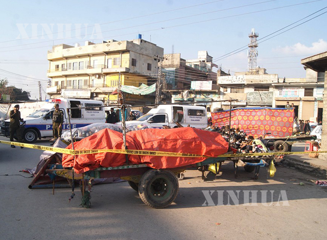 ပါကစ္စတန်နိုင်ငံ ပန်ဂျပ်ပြည်နယ် Rawalpindi မြို့တွင် ဒီဇင်ဘာ ၁၃ ရက်က ပေါက်ကွဲမှုဖြစ်ပွားပြီးနောက် ရဲတပ်ဖွဲ့က လုံခြုံရေးဆောင်ရွက်နေစဉ်(ဆင်ဟွာ)