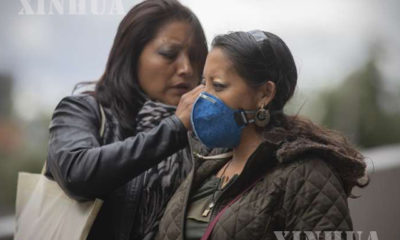 အီကွေဒေါနိုင်ငံ ကွီတိုမြို့ရှိ ဆေးရုံတစ်ရုံအနီးတွင် နှာခေါင်းစည်းတပ်ဆင်နေသူကို တွေ့ရစဉ် (ဆင်ဟွာ)