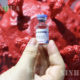 တရုတ်နိုင်ငံ ပေကျင်းမြို့တော်တွင် ၂၀၂၀ ပြည့်နှစ် တရုတ် နိုင်ငံတကာ ဝန်ဆောင်မှုလုပ်ငန်းကုန်သွယ်ရေးပြပွဲ၌ ပြည်သူ့ကျန်းမာရေးနှင့် ကူးစက်ရောဂါ ကာကွယ်ရေး အထူးပြခန်းနေရာရှိ Sinopharm ပြခန်းတွင် COVID-19 တိုက်ဖျက်ရေး လူသား immunoglobulin ကို ဝန်ထမ်းတစ်ဦးက ပြသနေစဉ် (ဆင်ဟွာ)