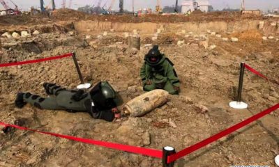 ဘင်္ဂလားဒေ့ရှ်နိုင်ငံ မြို့တော် ဒါကာရှိ Hazrat Shahjalal နိုင်ငံတကာလေဆိပ် တည်ဆောက်ရေးလုပ်ငန်းခွင်တွင် ဆလင်ဒါပုံသဏ္ဍာန် စစ်ကျန်ဗုံးတစ်လုံးကို ဗုံးရှင်းလင်းရေးအဖွဲ့ဝင်များက စစ်ဆေးနေစဉ် (ဓာတ်ပုံ- ISPR/Handout via Xinhua)