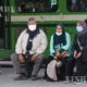 တူနီးရှားနိုင်ငံ တူးနစ်မြို့လယ်ရှိ ဘတ်စ်ကားမှတ်တိုင်တစ်ခုတွင် နှာခေါင်းစည်းတပ်ဆင်ထားသူများကို တွေ့ရစဉ် (ဆင်ဟွာ)