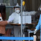တောင်ကိုရီးယားနိုင်ငံ ဆိုးလ်မြို့တွင် ကိုဗစ်-၁၉ ရောဂါ စစ်ဆေးပေးနေသည်ကို ဒီဇင်ဘာ ၁၄ ရက်က တွေ့ရစဉ်(ဆင်ဟွာ)