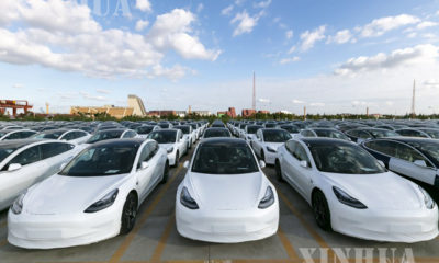 တရုတ်နိုင်ငံ အရှေ့ပိုင်း ရှန်ဟိုင်းမြို့၊ Waigaoqiao မြို့တွင် ဥရောပသို့ တင်ပို့မည့် တရုတ်နိုင်ငံထုတ် Tesla Model 3 မော်တော်ယာဉ်များကို တွေ့ရစဉ် (ဆင်ဟွာ)