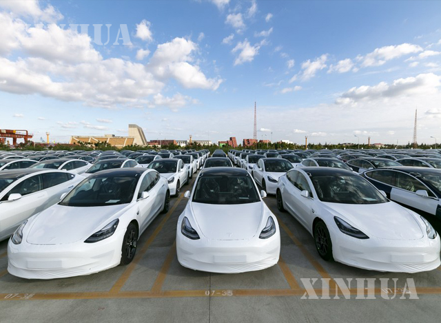 တရုတ်နိုင်ငံ အရှေ့ပိုင်း ရှန်ဟိုင်းမြို့၊ Waigaoqiao မြို့တွင် ဥရောပသို့ တင်ပို့မည့် တရုတ်နိုင်ငံထုတ် Tesla Model 3 မော်တော်ယာဉ်များကို တွေ့ရစဉ် (ဆင်ဟွာ)