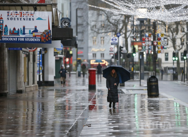 ဗြိတိန်နိုင်ငံ လန်ဒန်မြို့ရှိ Leicester Square အနီး အမျိုးသမီးတစ်ဦးလမ်းလျှောက်နေသည်ကို တွေ့ရစဉ် (ဆင်ဟွာ)