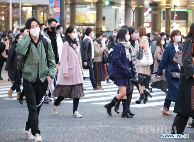 ဂျပန်နိုင်ငံ တိုကျိုမြို့တွင် နှာခေါင်းစည်းတပ်ဆင်ထားသူများ သွားလာနေကြသည်ကို တွေ့ရစဉ် (ဆင်ဟွာ)