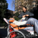 တရုတ်နိုင်ငံ အရှေ့ပိုင်း အန်ဟွေးပြည်နယ် ဟဲဖေးမြို့တွင် လျိုနင်က ၎င်း၏ချစ်သူ သတိမေ့ရောဂါဖြစ်နေသော ဖုန်ရာလိုအား ကိုယ်ခန္ဓာပြန်လည်သန်စွမ်းရေးလေ့ကျင့်ခန်း ပြုလုပ်ရာ၌ ကူညီပေးနေစဉ် (ဆင်ဟွာ)