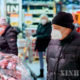 ဩစတြီးယားနိုင်ငံ ဗီယင်နာမြို့တွင် FFP2နှာခေါင်းစည်း တပ်ဆင်၍ စူပါမာကက်အတွင်း ဈေးဝယ်နေသူတစ်ဦးကို ဇန်နဝါရီ ၂၅ ရက်က တွေ့ရစဉ် (ဆင်ဟွာ)