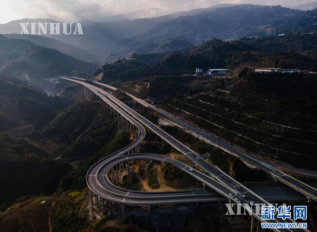 တရုတ်နိုင်ငံ ယူနန်ပြည်နယ်ရှိ မော့်လျင်း(မော့်ကျန်း-လျင်းချန်း)အဝေးပြေးလမ်းမကြီးအား ဇန်နဝါရီ ၁၃ ရက်က တွေ့ရစဉ်(ဆင်ဟွာ)