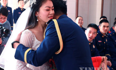 တရုတ်နိုင်ငံ ရှန်ဟိုင်းမြို့ Changning ခရိုင်တွင် မီးသတ်သမားများ စုပေါင်းမင်္ဂလာပွဲ ကျင်းပပြုလုပ်နေစဉ်(ဆင်ဟွာ)