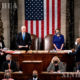 အမေရိကန်နိုင်ငံဒုတိယသမ္မတမိုက်ပန့်နှင့် လွှတ်တော်ဥက္ကဌနန်စီပလိုစီတို့ ရွေးကောက်ပွဲတွင် ဂျိုးဘိုင်ဒန်အနိုင်ရရှိမှုအား အတည်ပြုရန် ၂၀၂၁ ခုနှစ် ဇန်နဝါရီ ၆ ရက်က Capitol လွှတ်တော်အဆောက်အဦတွင် အစည်းအဝေးပြုလုပ်နေစဉ်(ဆင်ဟွာ)