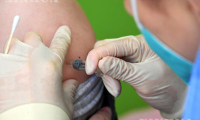 တရုတ်နိုင်ငံ ပေကျင်းမြို့တွင် ကိုရိုနာဗိုင်းရပ်စ်ကာကွယ်ဆေးထိုးနှံမှုများပြုလုပ်နေသည်ကို ဇန်နဝါရီ ၁၀ ရက်က တွေ့ရစဉ်(ဆင်ဟွာ)