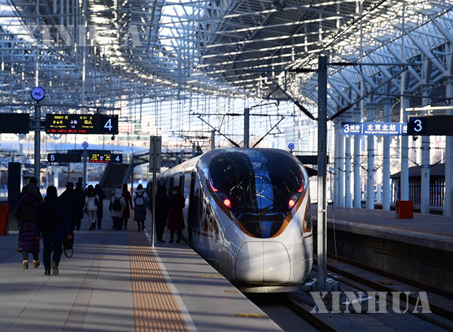 တရုတ်နိုင်ငံ ပေကျင်းမြို့ရှိ ပေကျင်းမြောက်ပိုင်း ရထားဘူတာရုံ၏ Beijing-Zhangjiakou ကျည်ဆံရထားလမ်းပိုင်းတွင် ခရီးသွားပြည်သူများနေရာယူနေသည်ကို ၂၀၂၀ ပြည့်နှစ် ဒီဇင်ဘာ ၃၀ ရက်က တွေ့ရစဉ်(ဆင်ဟွာ)