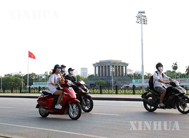 ဗီယက်နမ်နိုင်ငံ ဟနွိုင်းမြို့တွင် နှာခေါင်းစည်းတပ်ဆင်သွားလာနေသူများအား ၂၀၂၀ ပြည့်နှစ် ဩဂုတ် ၈ ရက်က တွေ့ရစဉ် (ဆင်ဟွာ)