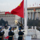 တရုတ်နိုင်ငံပေကျင်းမြို့ ထျန်အန်းမင်ရင်ပြင်၌ ၂၀၂၁ ခုနှစ် ဇန်နဝါရီ ၁ ရက်က နှစ်သစ်ကူးနေ့တွင် နိုင်ငံတော်အလံတင်အခမ်းအနားကျင်းပပြုလုပ်နေစဉ်(ဆင်ဟွာ)