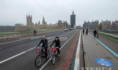 ဗြိတိန်နိုင်ငံ လန်ဒန်မြို့Westminsterတံတားပေါ်တွင် စက်ဘီးစီးနေသူများအား ဇန်နဝါရီ ၁ ရက်က တွေ့ရစဉ်(ဆင်ဟွာ)