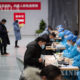 တရုတ်နိုင်ငံ ပေကျင်းမြို့ ချောင်ယန်ခရိုင် ချောင်ယန်အနုပညာပြတိုက် ကာကွယ်ဆေးထိုးနှံမှုစင်တာတွင် ကိုရိုနာဗိုင်းရပ်စ်ကာကွယ်ဆေး ထိုးနှံမှုများ လုပ်ဆောင်နေသည်ကို ဇန်နဝါရီ ၂ ရက်က တွေ့ရစဉ်(ဆင်ဟွာ)