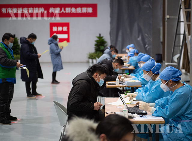 တရုတ်နိုင်ငံ ပေကျင်းမြို့ ချောင်ယန်ခရိုင် ချောင်ယန်အနုပညာပြတိုက် ကာကွယ်ဆေးထိုးနှံမှုစင်တာတွင် ကိုရိုနာဗိုင်းရပ်စ်ကာကွယ်ဆေး ထိုးနှံမှုများ လုပ်ဆောင်နေသည်ကို ဇန်နဝါရီ ၂ ရက်က တွေ့ရစဉ်(ဆင်ဟွာ)