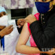 အိန္ဒိယနိုင်ငံ နယူးဒေလီမြို့ရှိ ကာကွယ်ဆေးထိုးနှံခြင်း အကြိုစမ်းသပ်မှုနေရာတစ်ခု၌ အမျိုးသမီးတစ်ဦးအား ကျန်းမာရေးဝန်ထမ်းက ဇန်နဝါရီ ၂ ရက်တွင် ကာကွယ်ဆေးထိုးနှံပေးနေစဉ်(ဆင်ဟွာ)