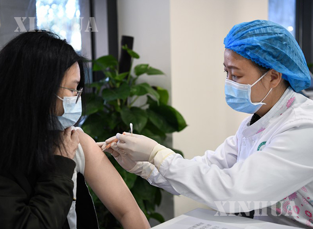 တရုတ်နိုင်ငံ တောင်ပိုင်း ကွမ်တုံပြည်နယ် Shenzhen တွင် ၂၀၂၀ ပြည့်နှစ် ဒီဇင်ဘာ ၃၀ ရက်တွင် ကျန်းမာရေးဝန်ထမ်းက အမျိုးသမီးတစ်ဦးအား COVID-19 ကာကွယ်ဆေးထိုးနှံပေးနေစဉ်(ဆင်ဟွာ)