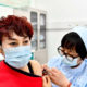 တရုတ်နိုင်ငံ အရှေ့ပိုင်း ဆန်းတုန်းပြည်နယ် ကျိနန်မြို့ရှိ ဆေးရုံတစ်ရုံတွင် COVID-19 ကာကွယ်ဆေး ထိုးနှံပေးနေသော ကျန်းမာရေးဝန်ထမ်းတစ်ဦးအား တွေ့ရစဉ် (ဆင်ဟွာ)