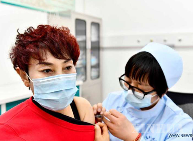 တရုတ်နိုင်ငံ အရှေ့ပိုင်း ဆန်းတုန်းပြည်နယ် ကျိနန်မြို့ရှိ ဆေးရုံတစ်ရုံတွင် COVID-19 ကာကွယ်ဆေး ထိုးနှံပေးနေသော ကျန်းမာရေးဝန်ထမ်းတစ်ဦးအား တွေ့ရစဉ် (ဆင်ဟွာ)