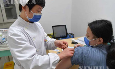 တရုတ်နိုင်ငံ အရှေ့ပိုင်း ကျန်းရှီးပြည်နယ် နန်ချန်းမြို့ရှိ ကျန်းရှီးပြည်နယ် ပြည်သူ့ဆေးရုံတွင် ကျန်းမာရေးဝန်ထမ်းတစ်ဦးက အမျိုးသမီးတစ်ဦးအား COVID-19 ကာကွယ်ဆေးထိုးနှံပေးနေသည်ကို တွေ့ရစဉ် (ဆင်ဟွာ)