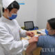 တရုတ်နိုင်ငံ အရှေ့ပိုင်း ကျန်းရှီးပြည်နယ် နန်ချန်းမြို့ရှိ ကျန်းရှီးပြည်နယ် ပြည်သူ့ဆေးရုံတွင် ကျန်းမာရေးဝန်ထမ်းတစ်ဦးက အမျိုးသမီးတစ်ဦးအား COVID-19 ကာကွယ်ဆေးထိုးနှံပေးနေသည်ကို တွေ့ရစဉ် (ဆင်ဟွာ)