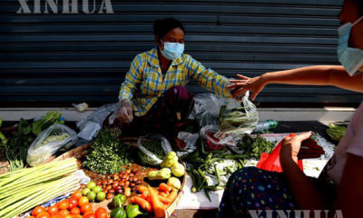 ရန်ကုန်မြို့၌ နှာခေါင်းစည်း တပ်ဆင်၍ ဈေးရောင်းချနေသူများအား တွေ့ရစဉ်(ဆင်ဟွာ)