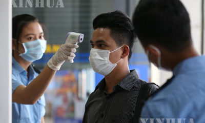 ရန်ကုန်မြို့၌ နှာခေါင်းစည်း တပ်ဆင်ထားသော အမျိုးသား တစ်ဦးအား ကိုယ်ပူချိန် တိုင်းတာစစ်ဆေးမှု ပြုလုပ်နေသည်ကို တွေ့ရစဉ်(ဆင်ဟွာ)