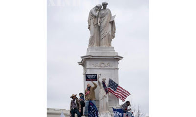 အမေရိကန်နိုင်ငံ သမ္မတ ဒေါ်နယ်ထရမ့်ကို ထောက်ခံသည့် ဆန္ဒပြသူများ ဝါရှင်တန်ဒီစီမြို့ရှိ Capitol အဆောက်အဦအနီးတွင် ဇန်နဝါရီ ၆ ရက်က စုဝေးနေကြစဉ် (ဆင်ဟွာ)