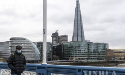 ဗြိတိန်နိုင်ငံ လန်ဒန်မြို့ တာဝါတံတား(Tower Bridge)တွင် နှာခေါင်းစည်းတပ်သွားလာနေသူ အမျိုးသားတစ်ဦးအား ဇန်နဝါရီ ၅ ရက်က တွေ့ရစဉ်(ဆင်ဟွာ)