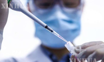 တရုတ်နိုင်ငံ ပေကျင်းမြို့ရှိ ပေကျင်းဇီဝထုတ်ကုန်များအင်စတီကျူ့ ကုမ္ပဏီလီမိတက်၏ ကာကွယ်ဆေးထုတ်လုပ်မှုအခြေစိုက်လုပ်ငန်းတွင် COVID-19 ကာကွယ်ဆေး (COVID-19 inactivated vaccine) နမူနာများကို ဝန်ထမ်းများက စမ်းသပ်နေစဉ် (ဆင်ဟွာ)