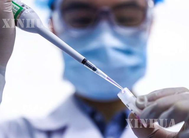 တရုတ်နိုင်ငံ ပေကျင်းမြို့ရှိ ပေကျင်းဇီဝထုတ်ကုန်များအင်စတီကျူ့ ကုမ္ပဏီလီမိတက်၏ ကာကွယ်ဆေးထုတ်လုပ်မှုအခြေစိုက်လုပ်ငန်းတွင် COVID-19 ကာကွယ်ဆေး (COVID-19 inactivated vaccine) နမူနာများကို ဝန်ထမ်းများက စမ်းသပ်နေစဉ် (ဆင်ဟွာ)