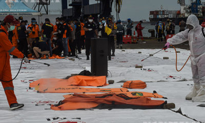 ပျက်ကျသွားသည့်လေယာဉ်ပေါ်လိုက်ပါသွားသူများ၏ ရုပ်လောင်းအချို့ကို အင်ဒိုနီးရှားရှာဖွေကယ်ဆယ်ရေးသမားများက ဆယ်ယူခဲ့သည်ကို ဇန်နဝါရီ ၁၀ ရက်က တွေ့ရစဉ်(ဆင်ဟွာ)