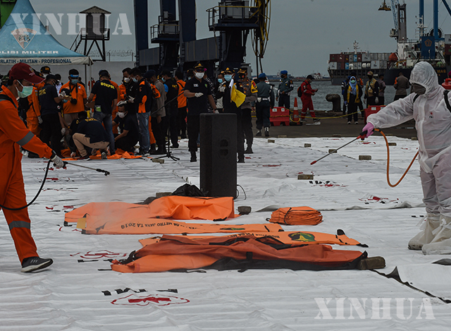 ပျက်ကျသွားသည့်လေယာဉ်ပေါ်လိုက်ပါသွားသူများ၏ ရုပ်လောင်းအချို့ကို အင်ဒိုနီးရှားရှာဖွေကယ်ဆယ်ရေးသမားများက ဆယ်ယူခဲ့သည်ကို ဇန်နဝါရီ ၁၀ ရက်က တွေ့ရစဉ်(ဆင်ဟွာ)