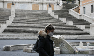 အီတလီနိုင်ငံ ရောမမြို့တွင် အမျိုးသမီးတစ်ဦး နှာခေါင်းစည်းတပ်၍ သွားလာနေသည်ကို မြင်တွေ့ရစဉ်(ဆင်ဟွာ)