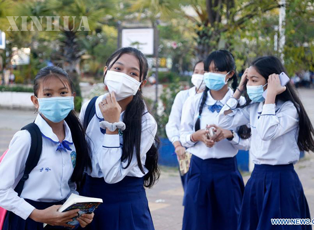 ကမ္ဘောဒီးယားနိုင်ငံ ဖနွမ်းပင်မြို့ရှိ စာသင်ကျောင်းသို့ ပြန်လည်တက်ရောက်လာသည့် ကျောင်းသူများကို ဇန်နဝါရီ ၁ ရက်က တွေ့ရစဉ် (ဆင်ဟွာ)