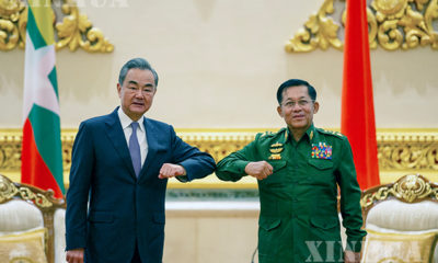 တရုတ်နိုင်ငံ နိုင်ငံတော်ကောင်စီဝင်၊ နိုင်ငံခြားရေးဝန်ကြီး ဝမ်ရိ နှင့် မြန်မာ့ တပ်မတော်ကာကွယ်ရေးဦးစီးချုပ် ဗိုလ်ချုပ်မှူးကြီး မင်းအောင်လှိုင်တို့ ဇန်နဝါရီ ၁၂ ရက်က နေပြည်တော်၌ တွေ့ဆုံဆွေးနွေးစဉ် (ဆင်ဟွာ)
