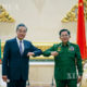 တရုတ်နိုင်ငံ နိုင်ငံတော်ကောင်စီဝင်၊ နိုင်ငံခြားရေးဝန်ကြီး ဝမ်ရိ နှင့် မြန်မာ့ တပ်မတော်ကာကွယ်ရေးဦးစီးချုပ် ဗိုလ်ချုပ်မှူးကြီး မင်းအောင်လှိုင်တို့ ဇန်နဝါရီ ၁၂ ရက်က နေပြည်တော်၌ တွေ့ဆုံဆွေးနွေးစဉ် (ဆင်ဟွာ)