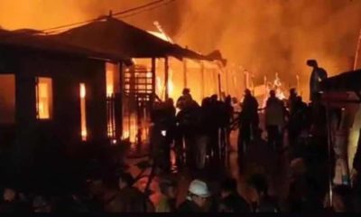 နေအိမ် မီးလောင်မှုအား မီးသတ်တပ်ဖွဲ့ဝင်များ ငြှိမ်းသတ်နေစဉ် (မြန်မာနိုင်ငံမီးသတ်ဦးစီးဌာန)