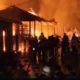 နေအိမ် မီးလောင်မှုအား မီးသတ်တပ်ဖွဲ့ဝင်များ ငြှိမ်းသတ်နေစဉ် (မြန်မာနိုင်ငံမီးသတ်ဦးစီးဌာန)