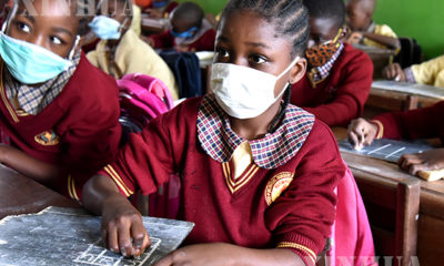 ကင်မရွန်းနိုင်ငံ မြို့တော် Yaounde ရှိ စာသင်ကျောင်းတစ်ခု တွင် ကလေးငယ်များ နှာခေါင်းစည်းတပ်၍ စာသင်ကြားနေသည်ကို မြင်တွေ့ရစဉ်(ဆင်ဟွာ)