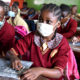 ကင်မရွန်းနိုင်ငံ မြို့တော် Yaounde ရှိ စာသင်ကျောင်းတစ်ခု တွင် ကလေးငယ်များ နှာခေါင်းစည်းတပ်၍ စာသင်ကြားနေသည်ကို မြင်တွေ့ရစဉ်(ဆင်ဟွာ)
