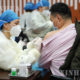 တရုတ်နိုင်ငံ ပေကျင်းမြို့ တုန်းချန်တွင် COVID-19ကာကွယ်ဆေးထိုးနှံမှုများ ဆောင်ရွက်နေသည်ကို ဇန်နဝါရီ ၁၄ ရက်က တွေ့ရစဉ်(ဆင်ဟွာ)