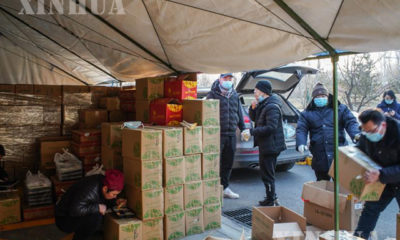 တရုတ်နိုင်ငံ ပေကျင်းမြို့ တာ့ရှင်းခရိုင်တွင် နေ့စဉ်သုံးအထောက်အကူပြုပစ္စည်းများကို ဝန်ထမ်းများက အမျိုးအစားခွဲခြား၍ ကားပေါ်သို့တင်နေသည်ကို တွေ့ရစဉ် (ဆင်ဟွာ)