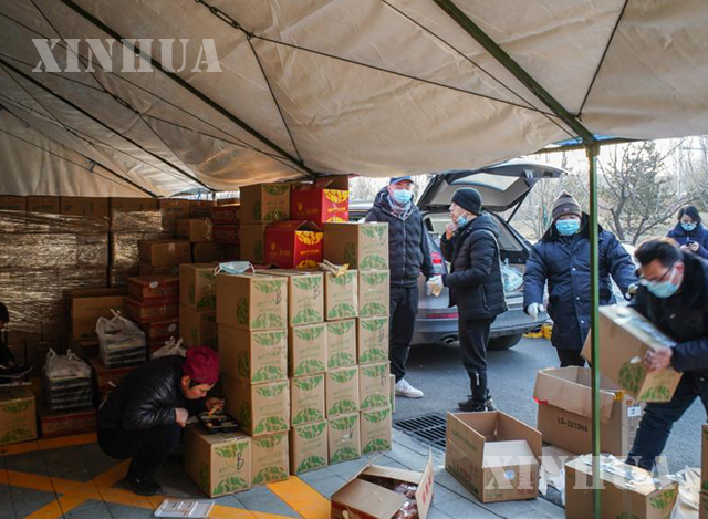 တရုတ်နိုင်ငံ ပေကျင်းမြို့ တာ့ရှင်းခရိုင်တွင် နေ့စဉ်သုံးအထောက်အကူပြုပစ္စည်းများကို ဝန်ထမ်းများက အမျိုးအစားခွဲခြား၍ ကားပေါ်သို့တင်နေသည်ကို တွေ့ရစဉ် (ဆင်ဟွာ)