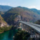 တရုတ်နိုင်ငံ ယူနန်ပြည်နယ်ရှိ စီးလျန် အဝေးပြေးလမ်းမကြီး၏ အဓိကတည်ဆောက်ရေးလုပ်ငန်းဖြစ်သည့် လျန်ချန်းမြစ် အထူးတံတားကြီးအား ဇန်နဝါရီ ၂၀ ရက်က တွေ့ရစဉ်(ဆင်ဟွာ)